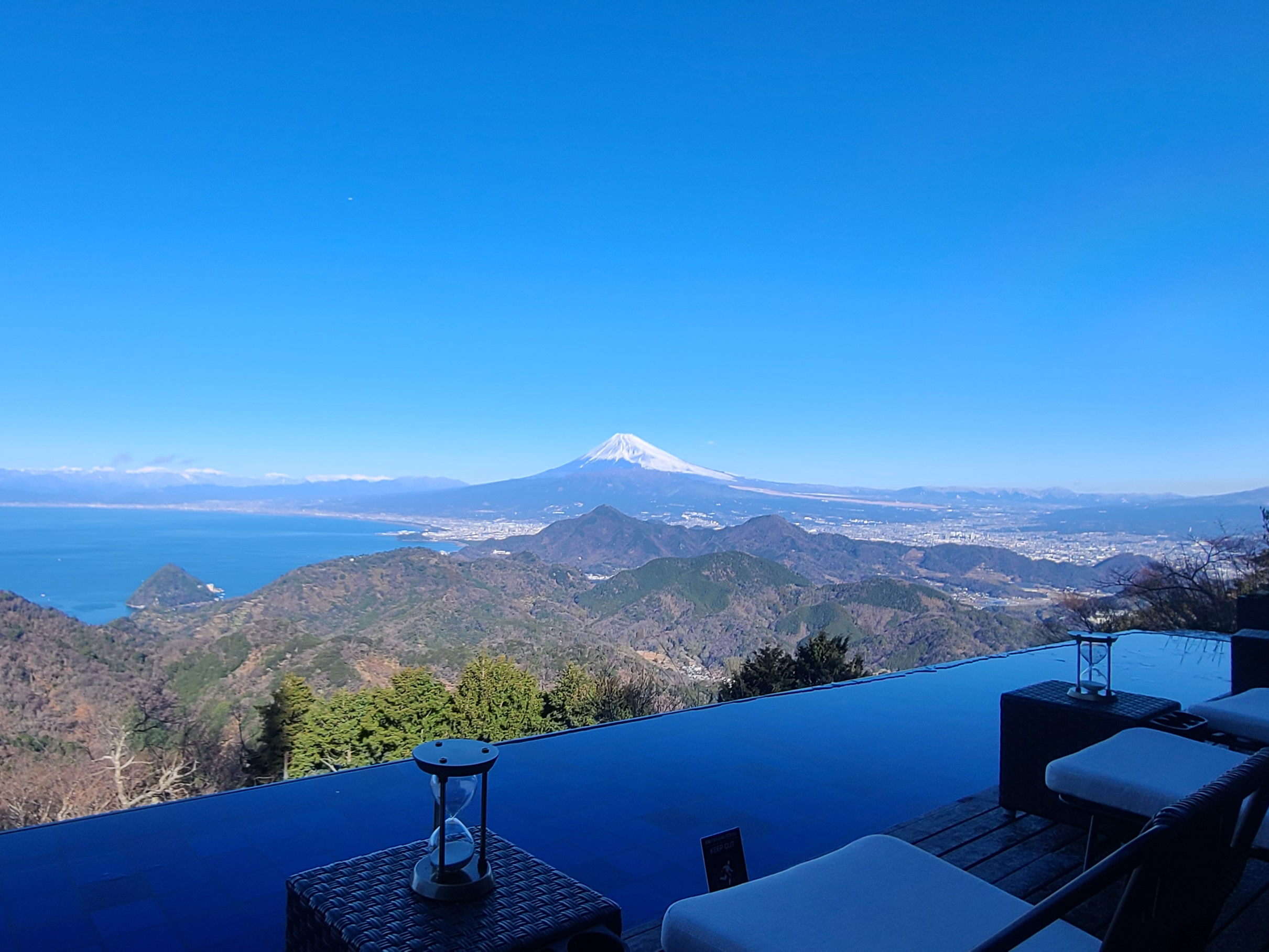 静岡観光スポット 伊豆パノラマパークのウォーターラウンジ越しに望む富士山と駿河湾の絶景